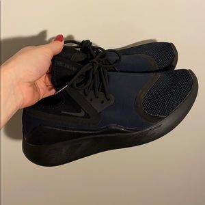 nike lunacharge essential sneakers